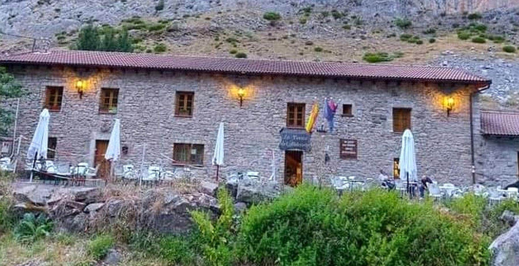 La Venta del Aldeano al atardecer, con la terraza abierta y los faroles encendidos, a los pies de las Hoces de Valdeteja