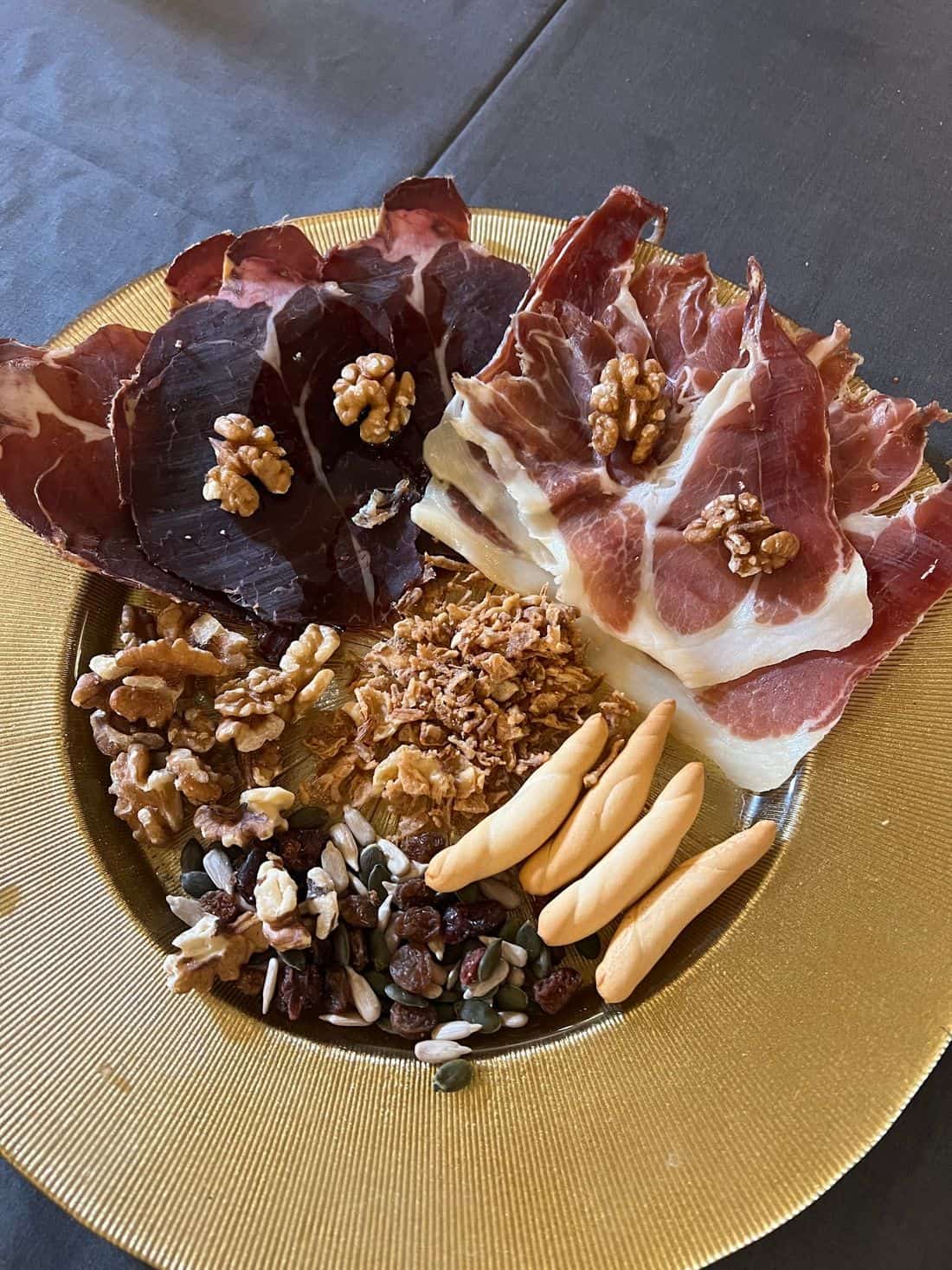 Tabla de embutidos con cecina, jamón, nueces y pasas