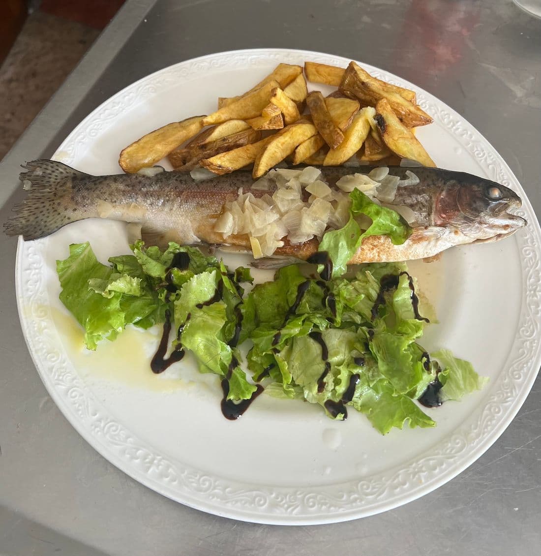 Trucha con su guarnición de patatas y ensalada